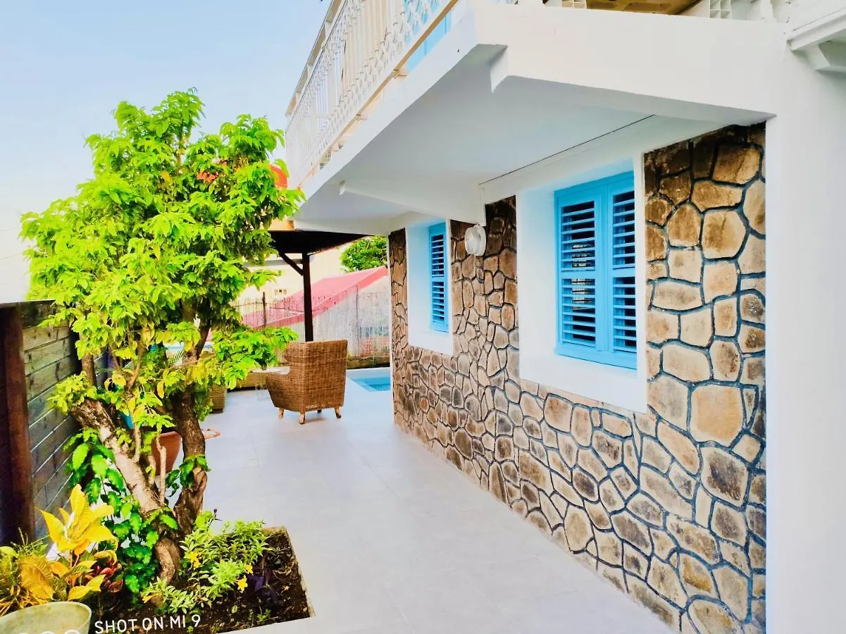 Hébergement de vacances Location Maison Bleue avec piscine privative au Carbet Martinique Le Carbet